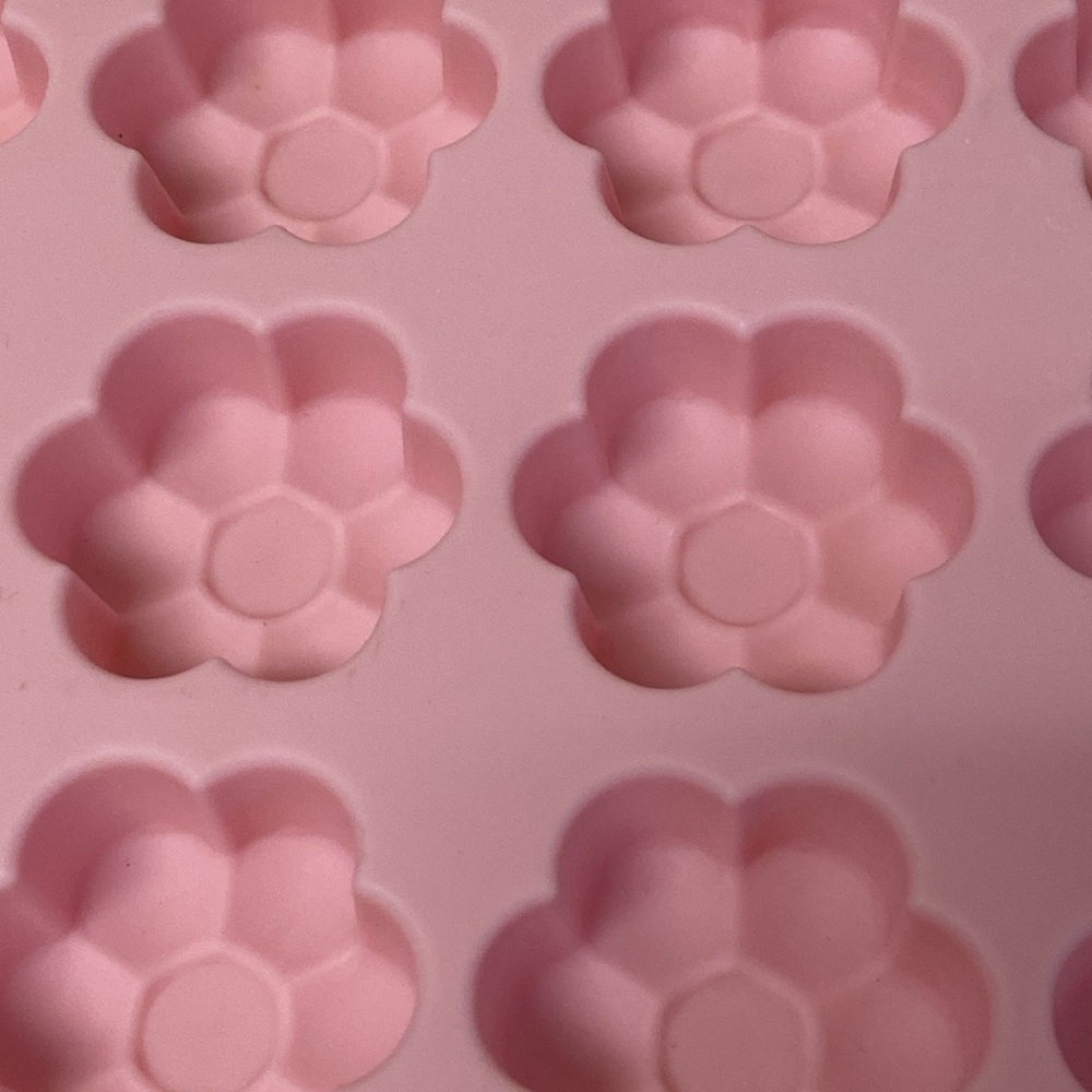 Wilton 24-Cavity Daisy Silicone NWOT Treat Cake Mold, Pink B17 - Picture 4 of 5